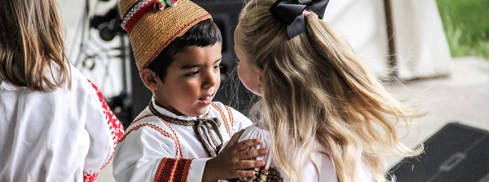 Children in traditional Romanian clothing